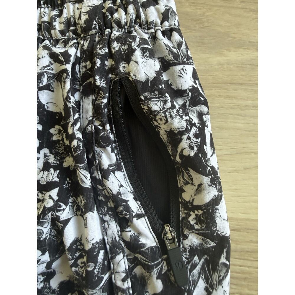 Lululemon Tracker Short V (4") Mash Up White Black / Black Womens Size 8 - Picture 4 of 8
